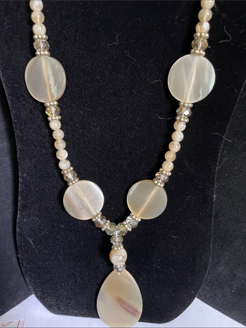 Elegant Cream Mother-of-Pearl Pendant Necklace    M’s